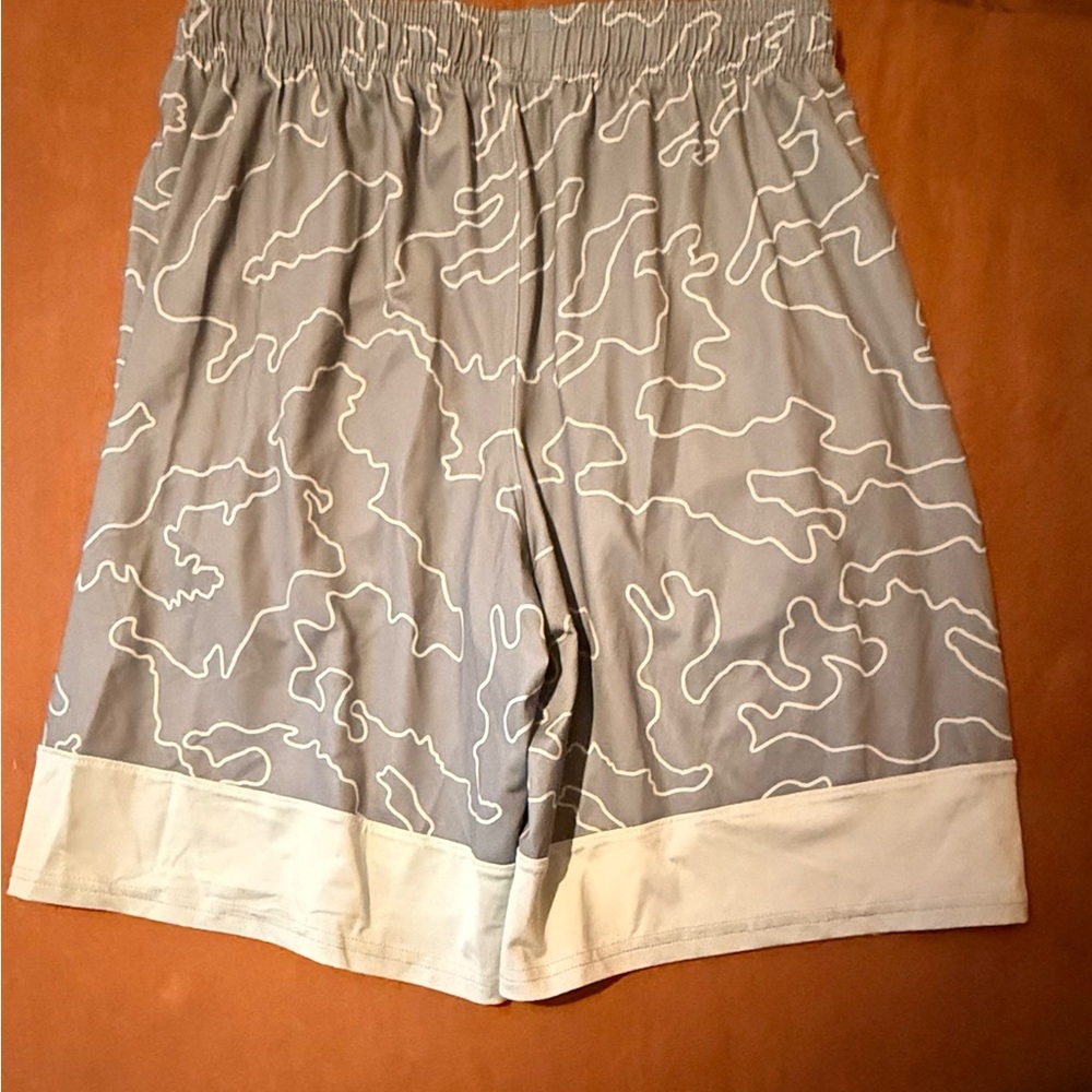 NWT Under Armour Men's Gray Camo Shorts - Picture 4 of 4